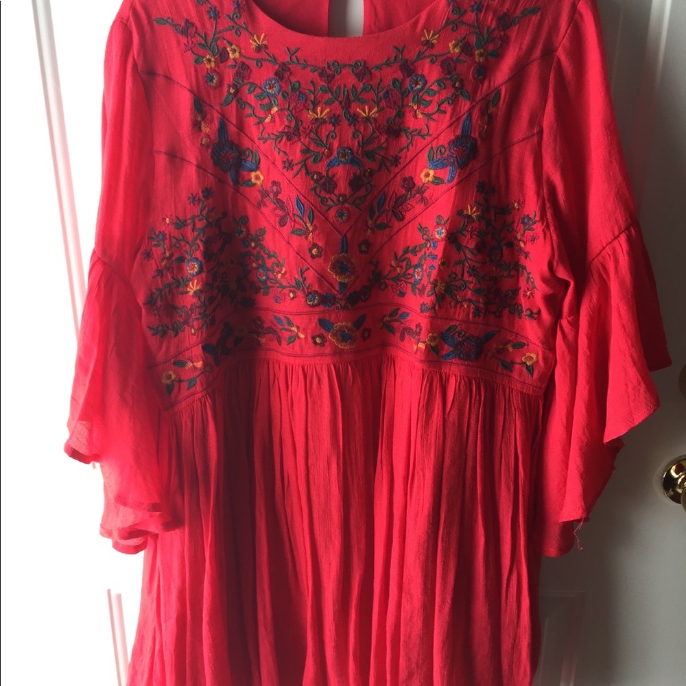 Floral dress with 3/4 sleeves.